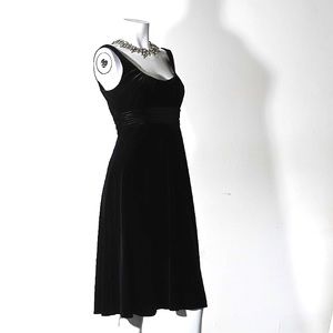 Vintage Evan Picone black velvet cocktail dress-4